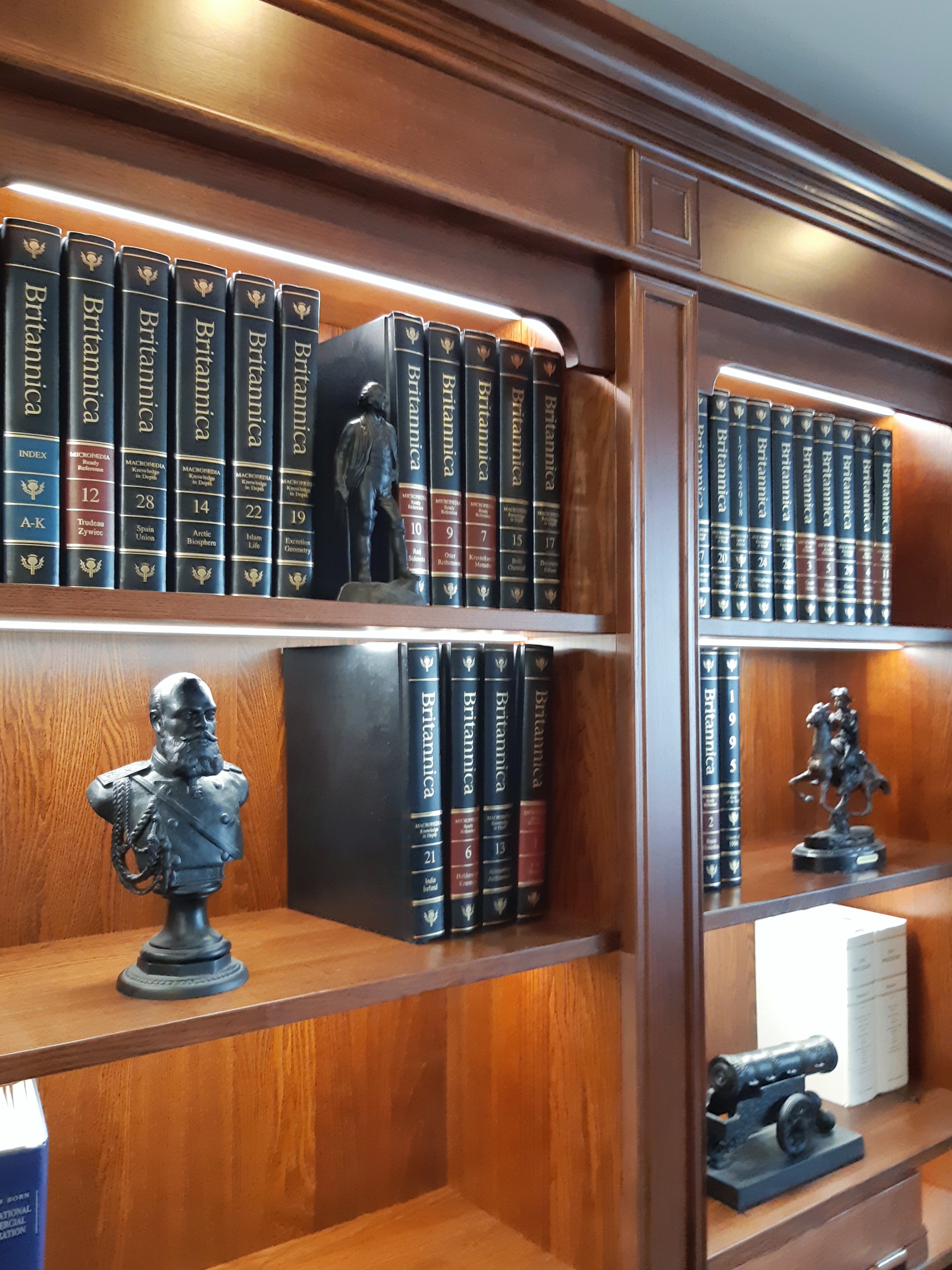 Готовая мебель — встроенная библиотека из массива с подсветкой